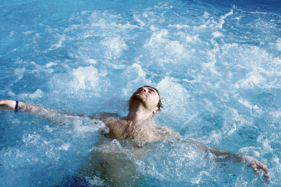 détente dans une baignoire balneo encastre